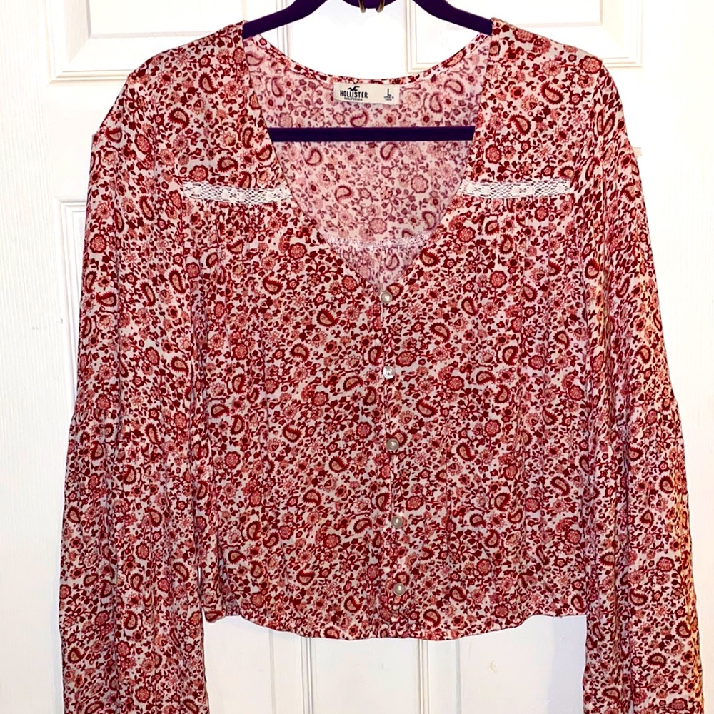 Hollister California L. V-neck button down blouse with puff sleeves.